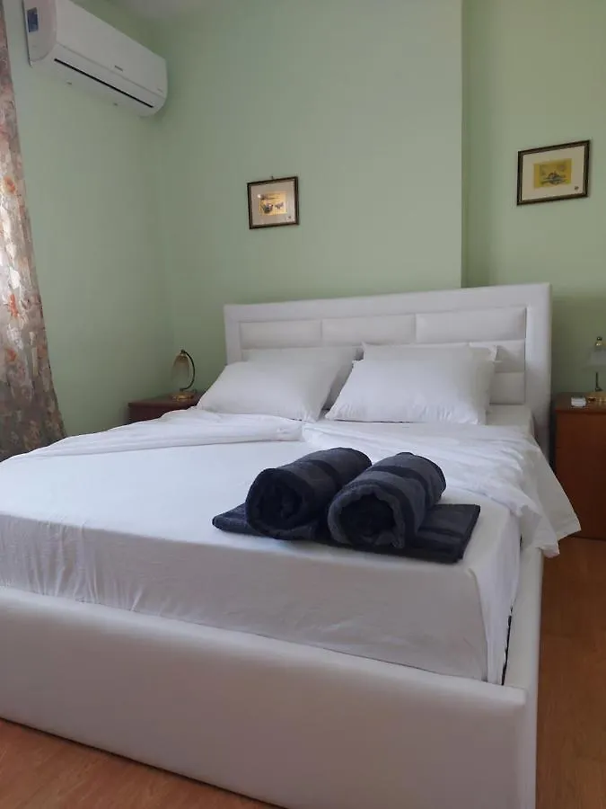 Geni Apartment Корча